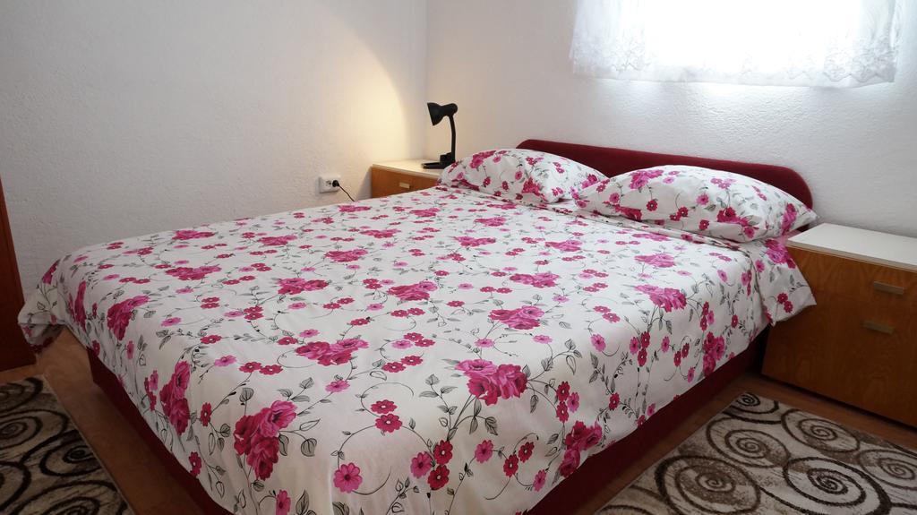 Apartments Red Rose Нин Екстериор снимка