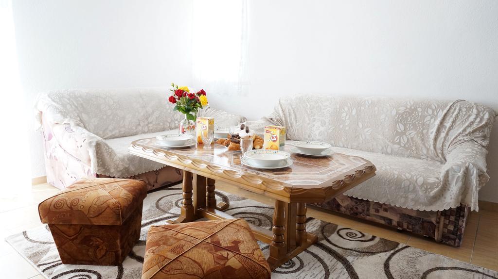 Apartments Red Rose Нин Екстериор снимка
