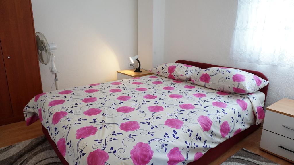 Apartments Red Rose Нин Екстериор снимка