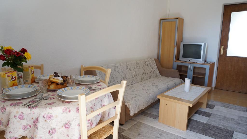 Apartments Red Rose Нин Екстериор снимка