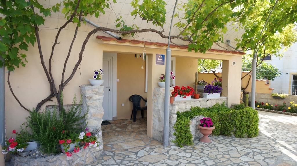 Apartments Red Rose Нин Екстериор снимка