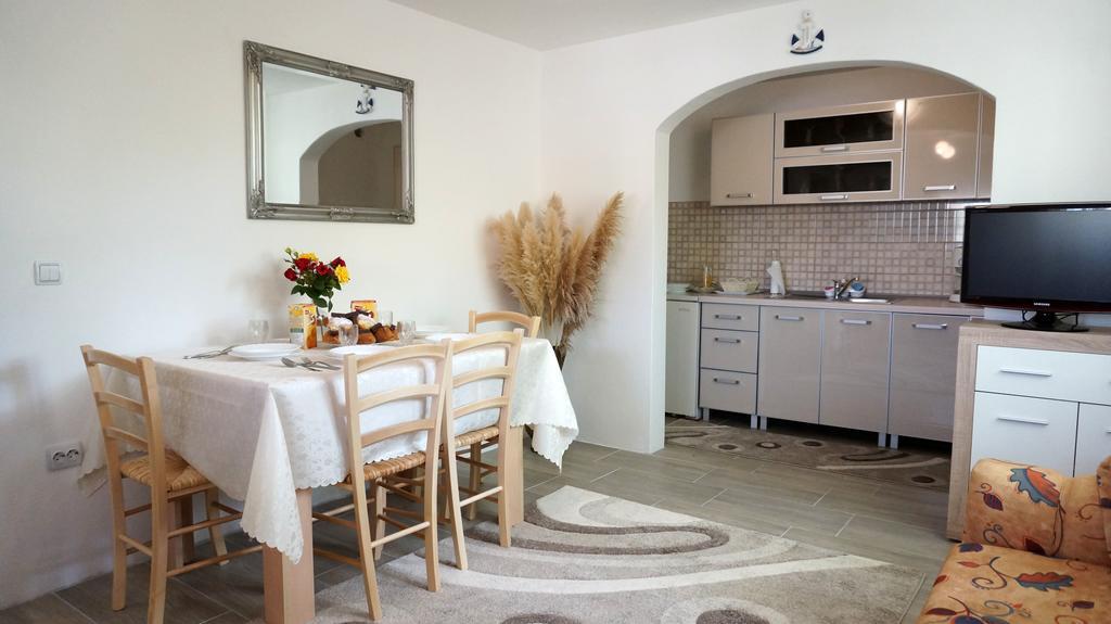 Apartments Red Rose Нин Екстериор снимка