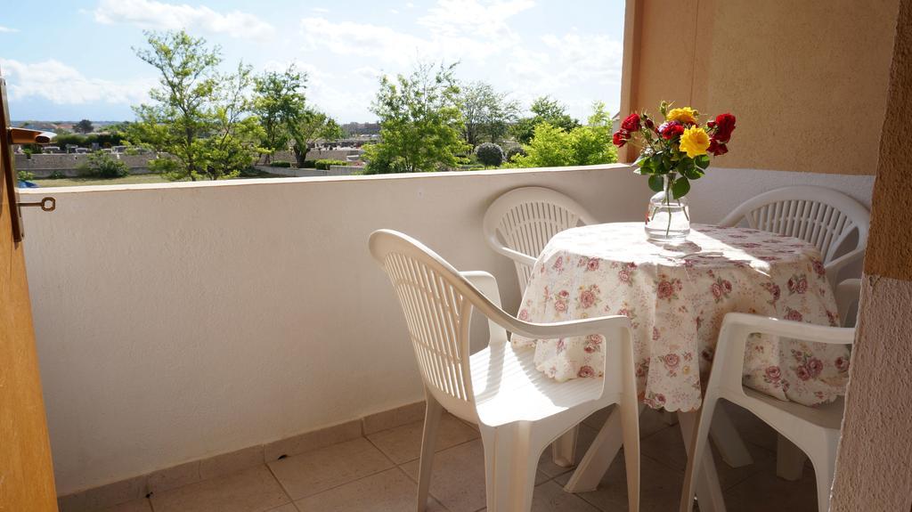 Apartments Red Rose Нин Екстериор снимка