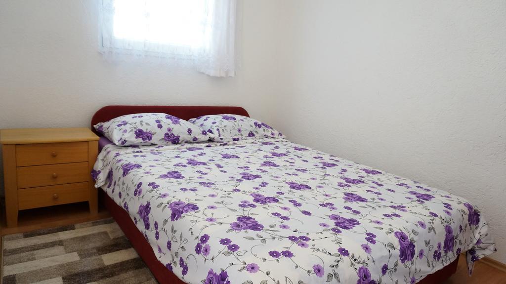 Apartments Red Rose Нин Екстериор снимка
